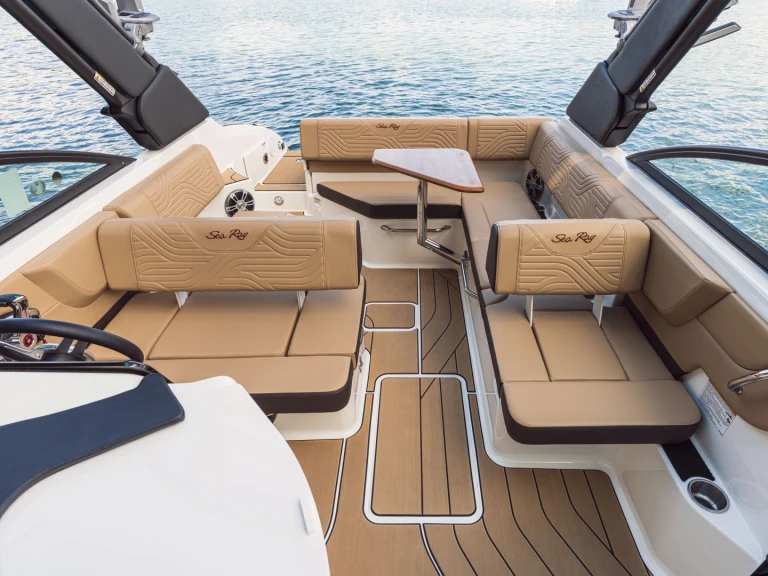 Charter a Sea Ray  250 sdx in Port d'Arcachon on Samboat