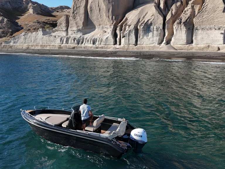Motorboat to hire Fira at the best price