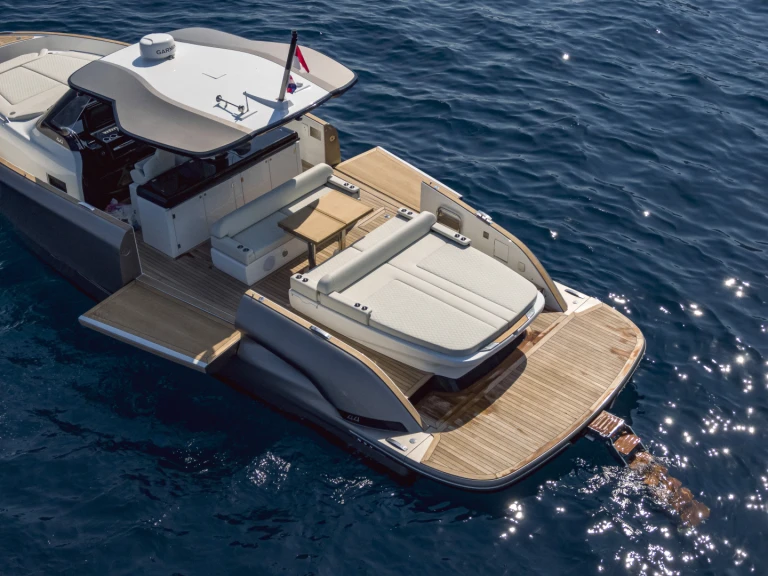 Charter a Solaris Power Solaris Power Open 44 in Monaco on Samboat