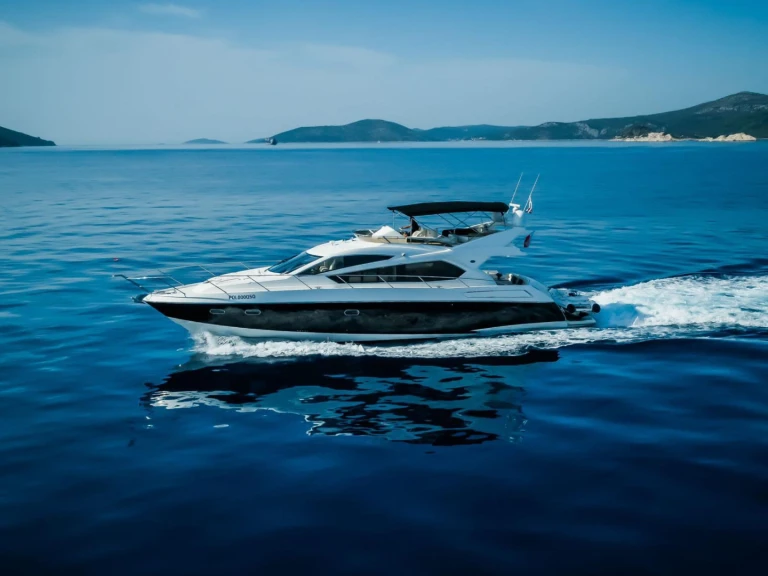 Charter a Sunseeker Sunseeker Manhattan 63 in Kaštel Lukšić on Samboat