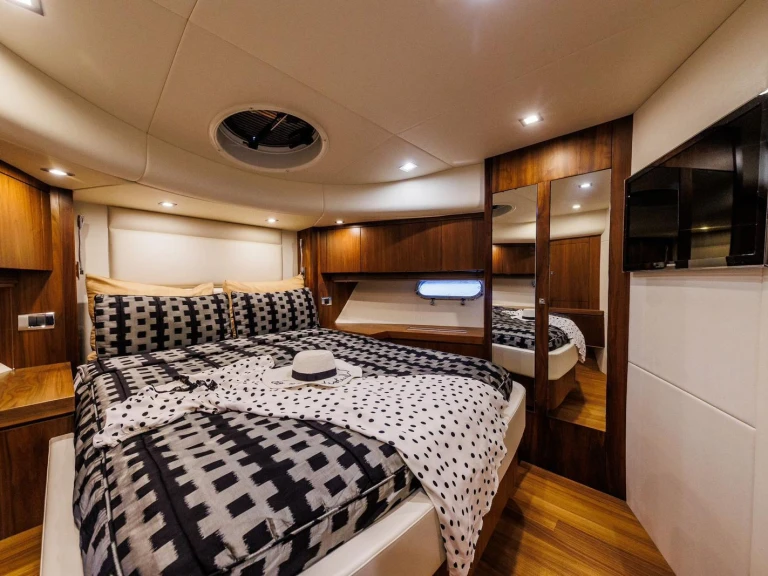 Hire Luxury Yacht with or without skipper Sunseeker Kaštel Lukšić
