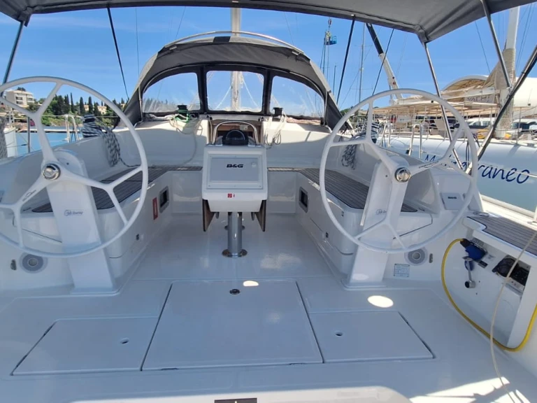 Sailboat to hire Préveza at the best price