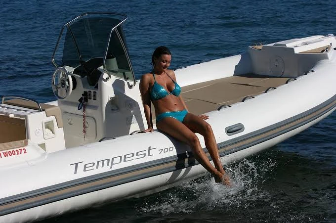 Hire RIB Capelli with a boat licence