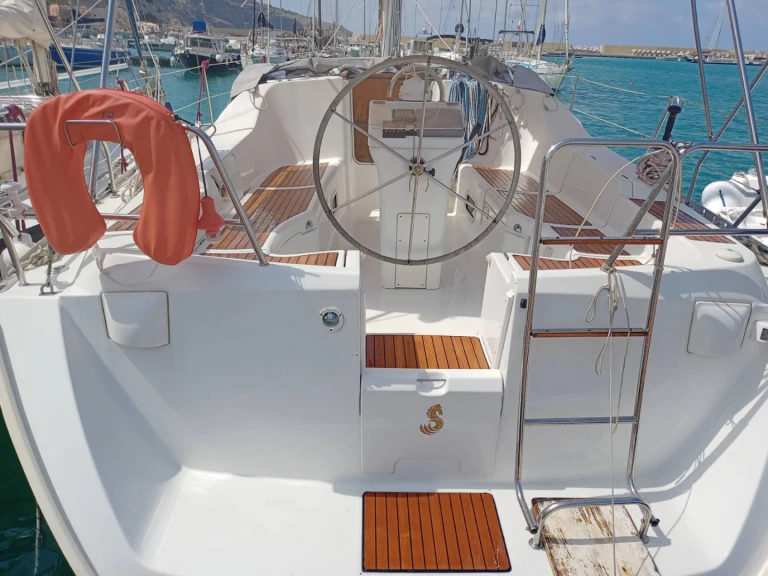 Bénéteau Oceanis 393 Clipper charter bareboat or skippered in  Castellammare del Golfo