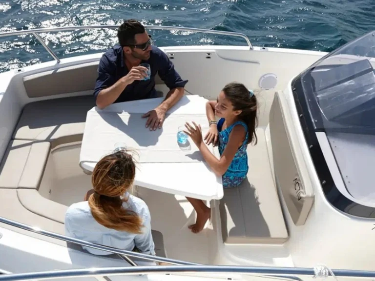 Hire Motorboat Quicksilver with a boat licence