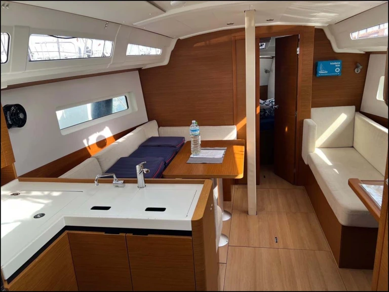 Sailboat hire in Gouvia - Jeanneau Sun Odyssey 380