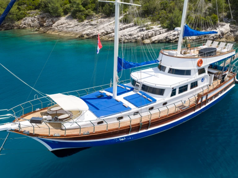 Charter a Custom Made Saint Luca in Omiš on Samboat