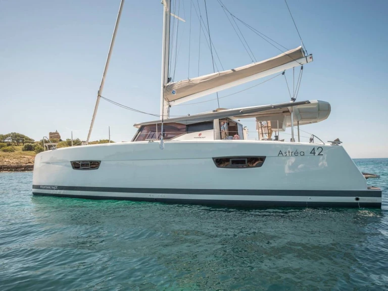 Hire Catamaran Fountaine Pajot with a boat licence