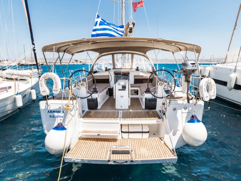 Charter a Jeanneau Sun Odyssey 440 in Lávrio on Samboat