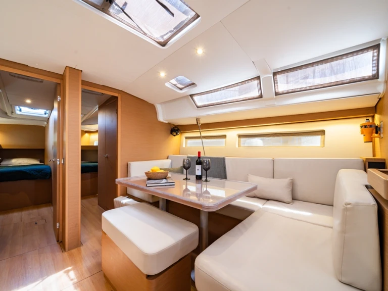 Charter a Jeanneau Sun Odyssey 490 in Lávrio on Samboat