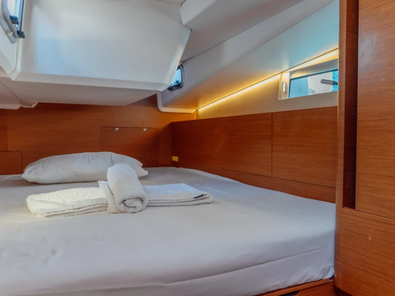 Yacht charter Néa Péramos - Jeanneau Sun Odyssey 490 on SamBoat