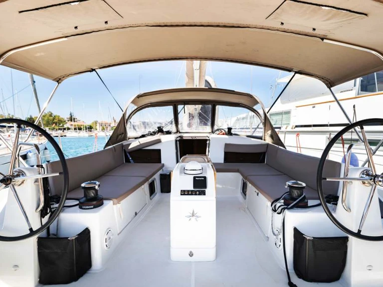 Yacht charter Néa Péramos - Jeanneau Sun Odyssey 490 on SamBoat