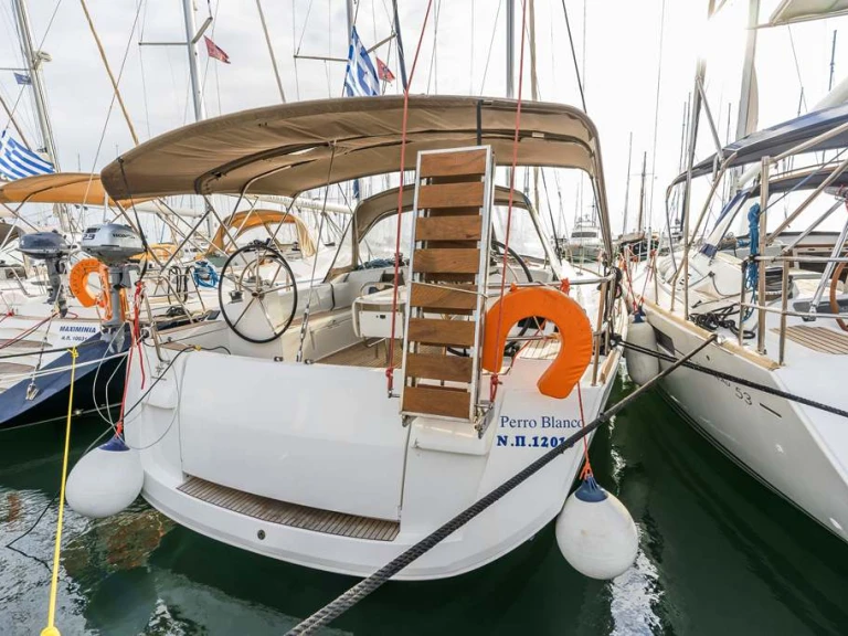 Charter a Jeanneau Sun Odyssey 519 in Neo Klima on Samboat