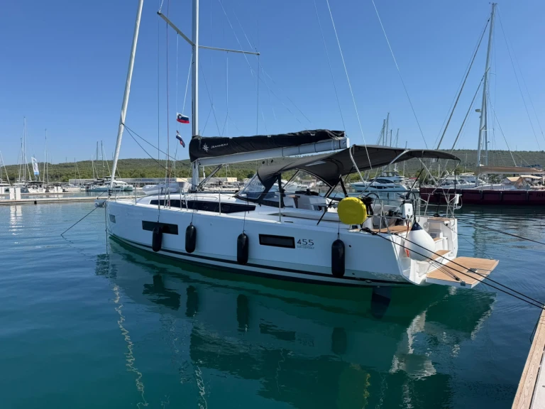 Hire Sailboat Jeanneau with a boat licence