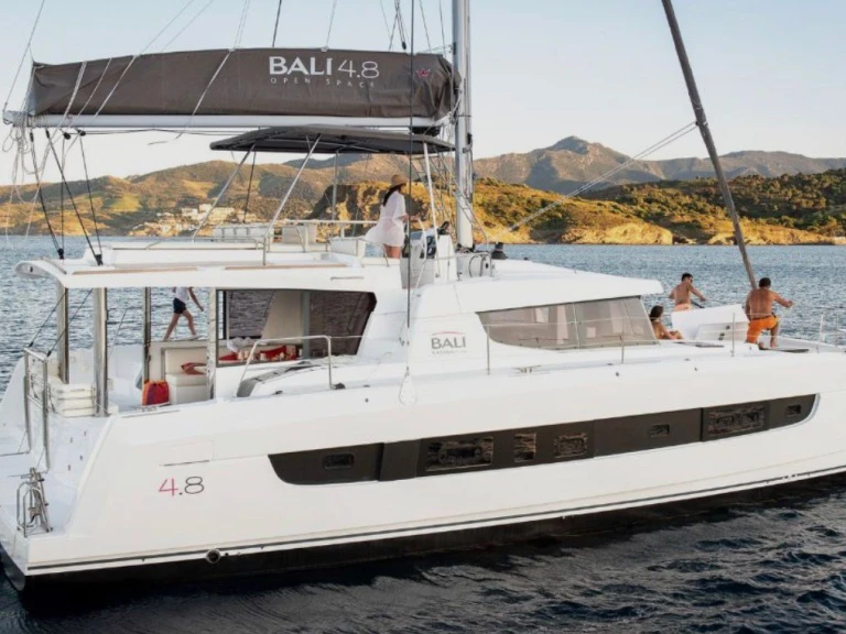 Hire a Bali Bali 4.8 Nikiána