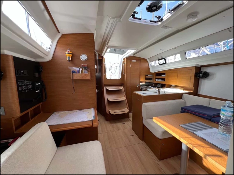 Yacht charter Gouvia - Jeanneau Sun Odyssey 380 on SamBoat