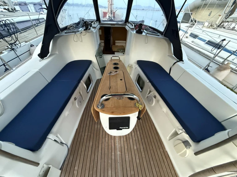 Charter a Jeanneau Sun Odyssey 42i in Lávrio on Samboat