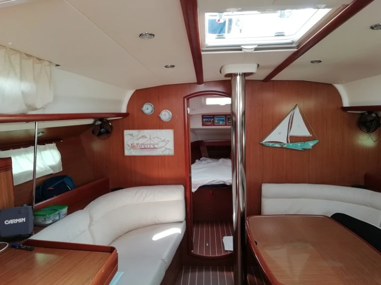 Hire Sailboat Jeanneau with a boat licence