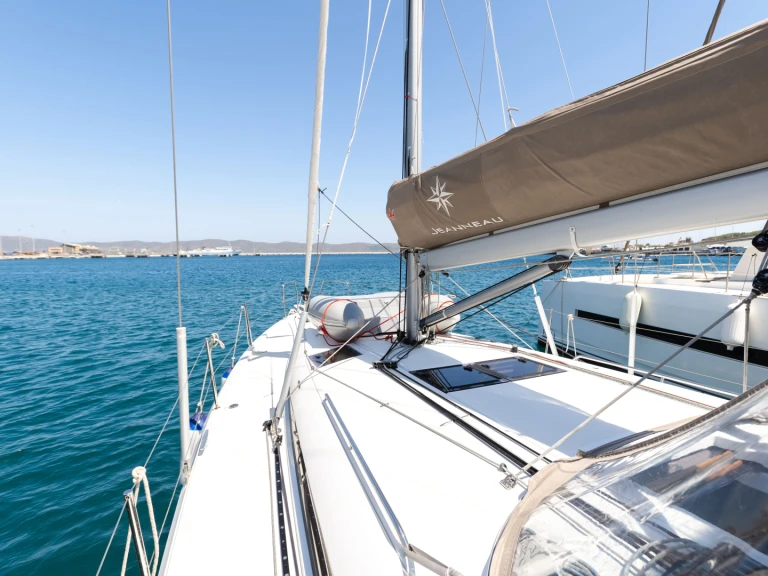 Sailboat hire in Lávrio - Jeanneau Sun Odyssey 440