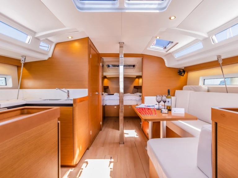 Charter a Jeanneau Sun Odyssey 440 in Lávrio on Samboat