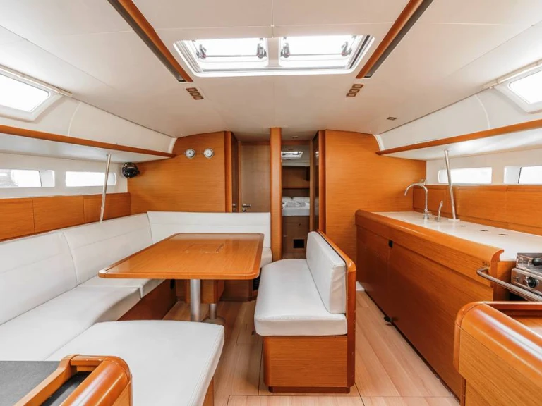 Hire Sailboat Jeanneau with a boat licence