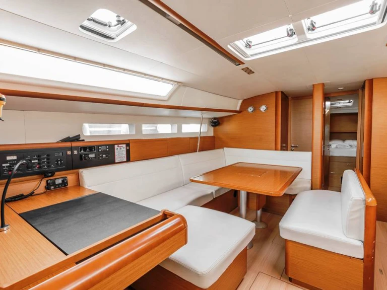 Sailboat to hire Neo Klima at the best price