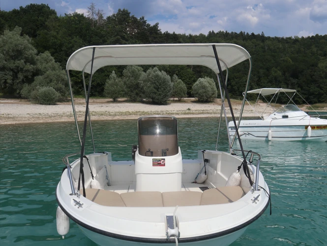 Charter a Karnic 480 in Maisod on Samboat