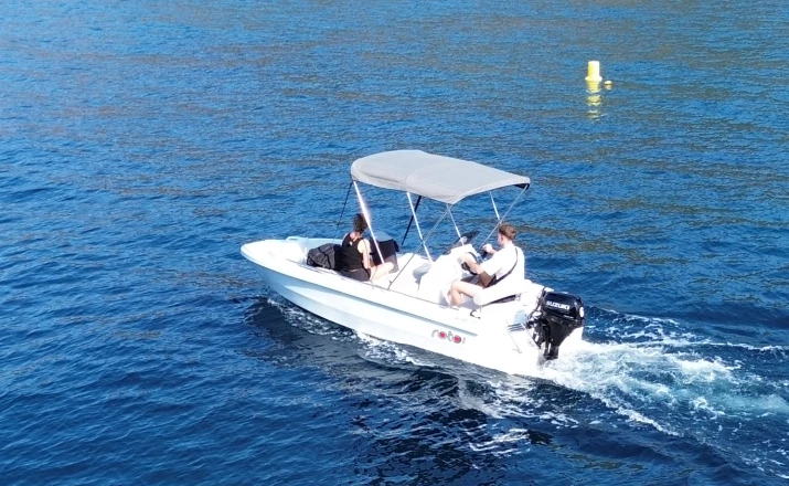Hire Motorboat ROTO with a boat licence
