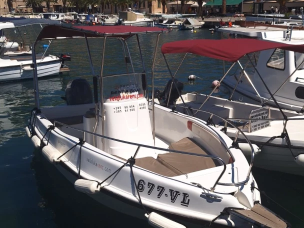 Yacht hire Vela Luka cheap bluemax 550