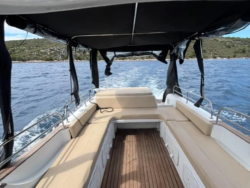 Hire a Sea Thunder 9 Bakan Hvar