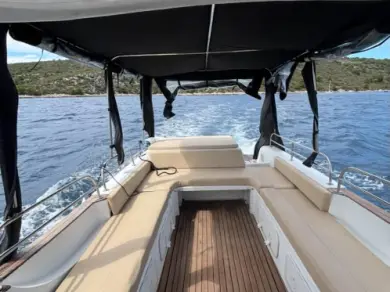 Hire a Sea Thunder 9 Bakan Hvar