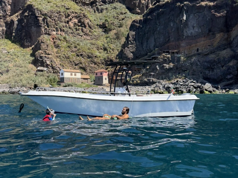Charter a Meta Boats 650 Open in Porto do Funchal on Samboat