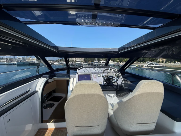 Motorboat hire in Pula - Focus Focus Power 44