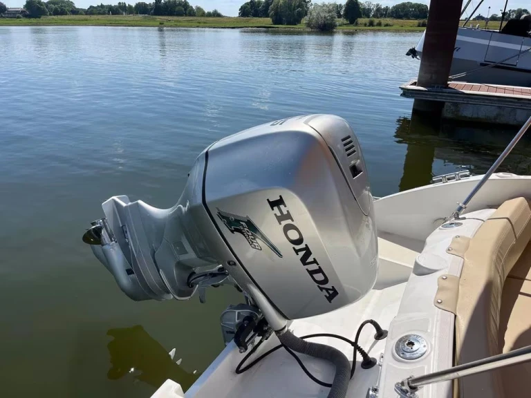 Hire Motorboat Bénéteau with a boat licence