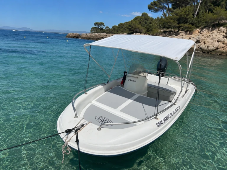 Motorboat hire in Six-Fours-les-Plages - Jeanneau Cap 400 Console
