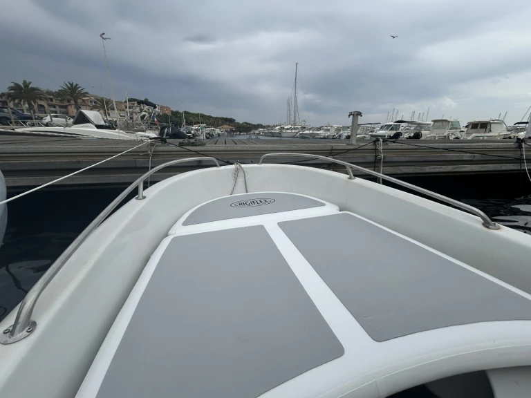 Charter a Jeanneau Cap 400 Console in Six-Fours-les-Plages on Samboat