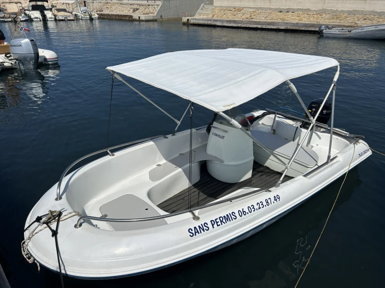 Hire Motorboat Jeanneau with a boat licence