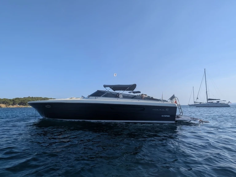 Charter a Itama 40 in Port Grimaud on Samboat