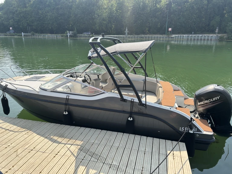 Hire Motorboat Quicksilver with a boat licence