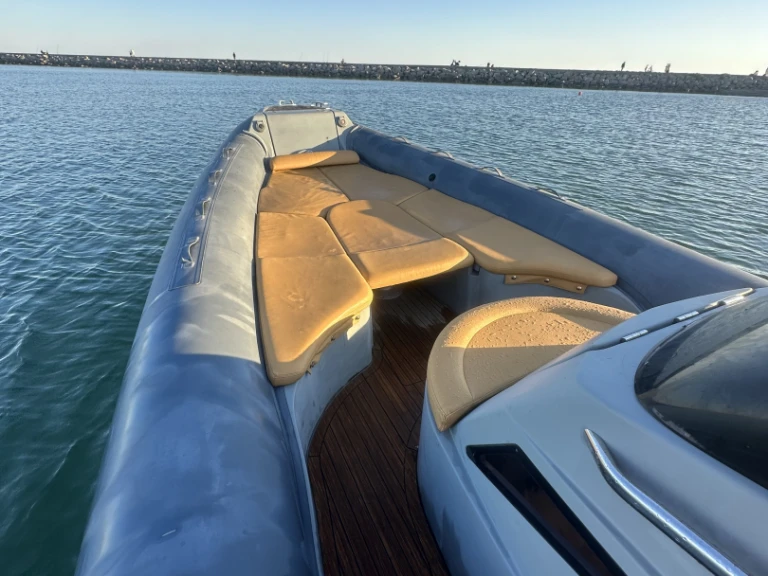 Charter a Lomac Adrenalina 8.5 in Palavas-les-Flots on Samboat