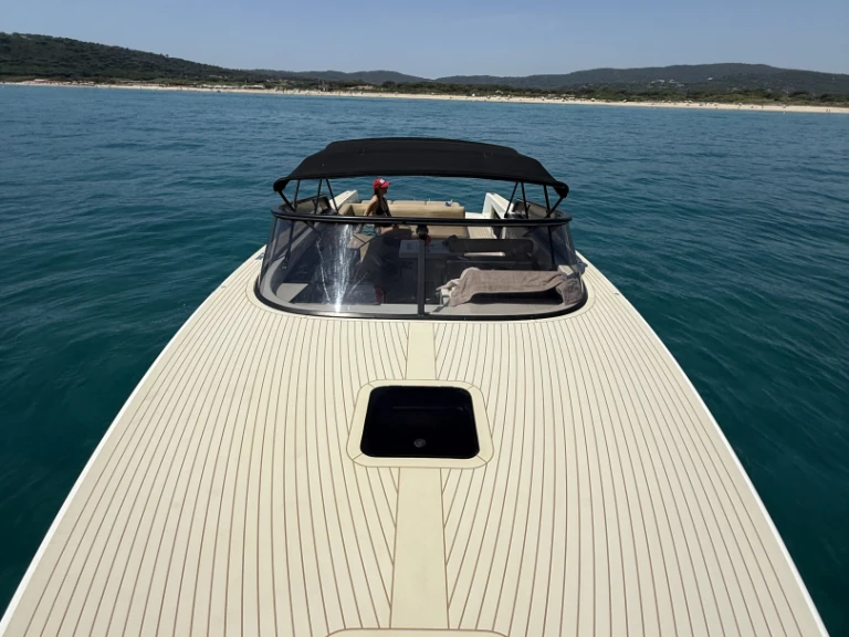 Hire a VanDutch VanDutch 40 Saint-Tropez