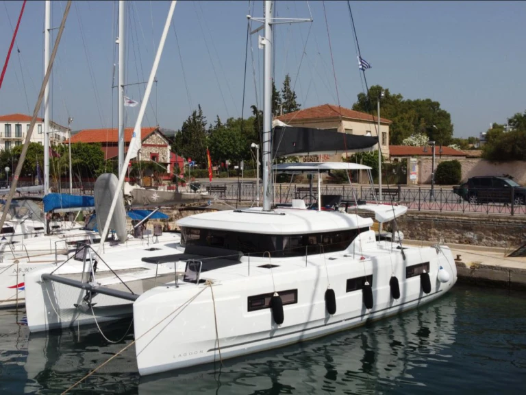 Charter a Lagoon Lagoon 46 in Lávrio on Samboat