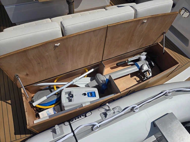Hire Motorboat Pardo Yachts with a boat licence