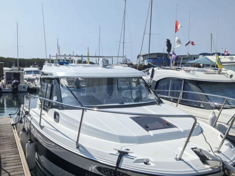 Motorboat hire in Saint-Gilles-Croix-de-Vie - Jeanneau Merry Fisher 795 Series2