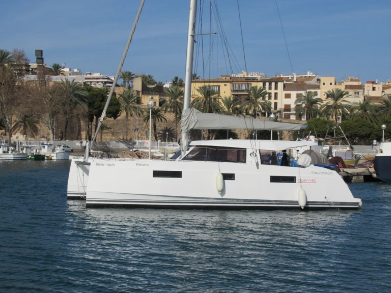 Catamaran to hire Port-Saint-Louis-du-Rhône at the best price