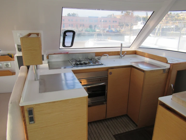 Catamaran to hire Port-Saint-Louis-du-Rhône at the best price