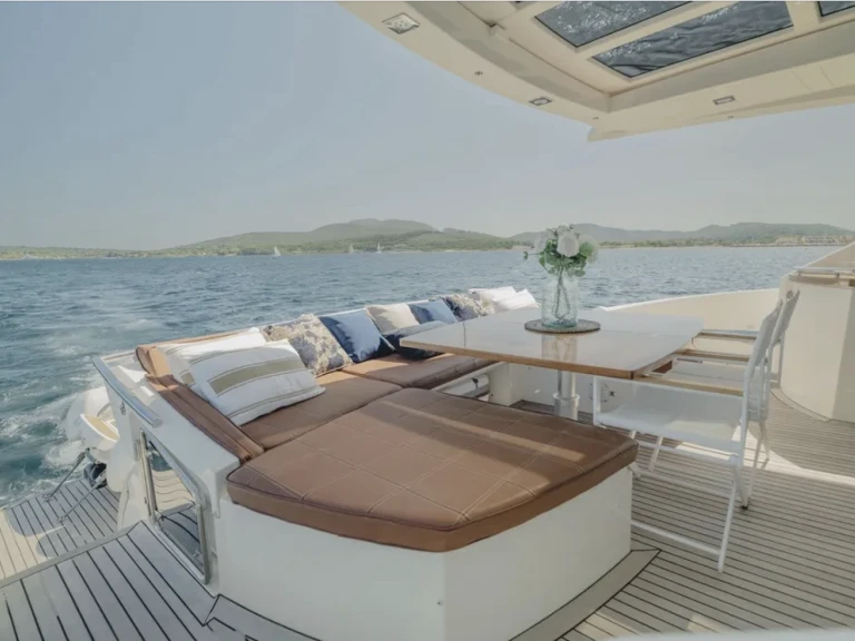 Hire Luxury Yacht with or without skipper Absolute Golfe de Saint-Tropez