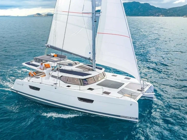 Catamaran hire in Calliaqua Bay - Fountaine Pajot Tanna 47