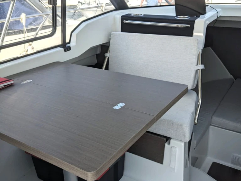 Charter a Jeanneau Merry Fisher 795 Series2 in Saint-Gilles-Croix-de-Vie on Samboat