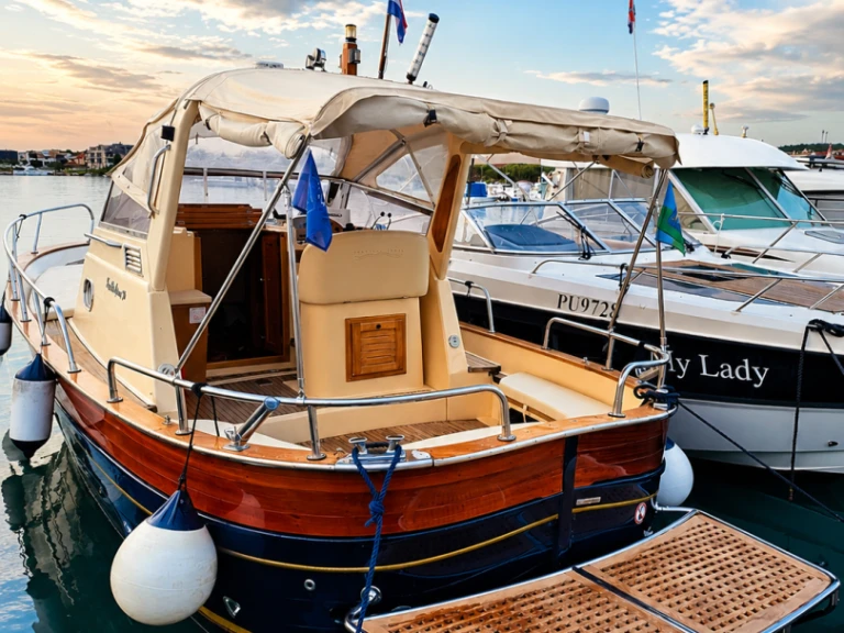 Hire a Fratelli Aprea Sorrento 7,50 cabinato Medulin